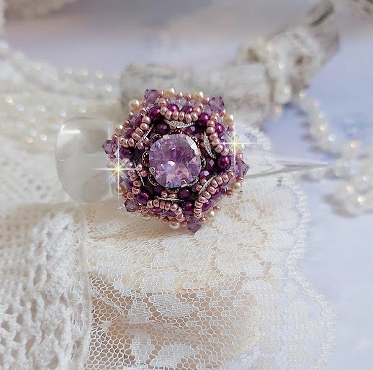 Chinese Purple Stone ring geborduurd met Swarovski kristallen en rocailles