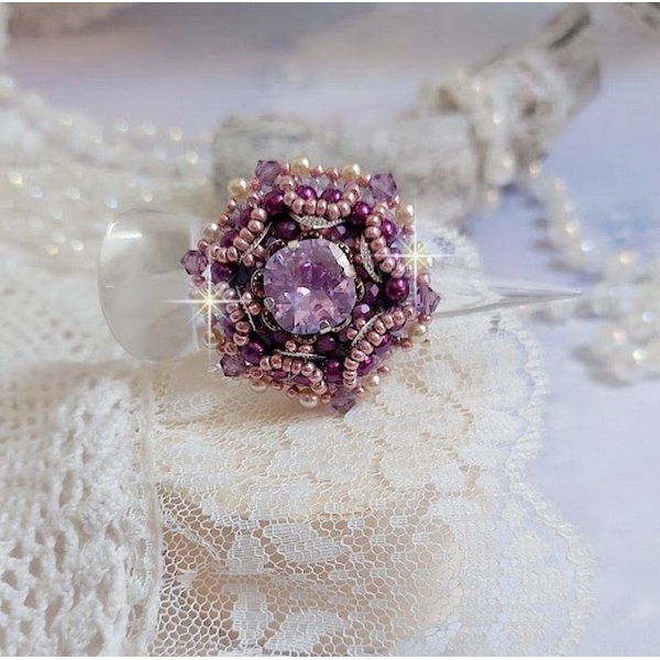 Chinese Purple Stone ring geborduurd met Swarovski kristallen en rocailles