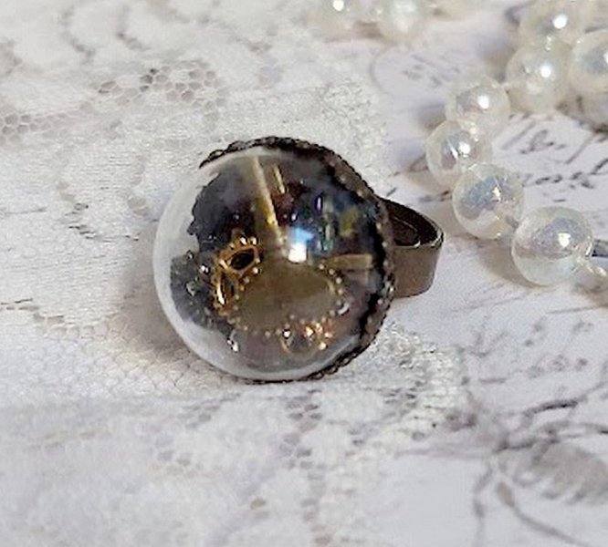 Bague Clochy montée avec breloques métal, cabochons Cristal Swarovski et perles résine