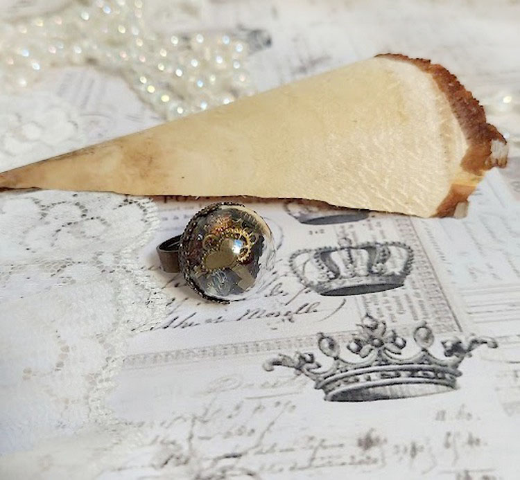Bague Clochy montée avec breloques métal, cabochons Cristal Swarovski et perles résine