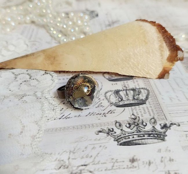 Bague Clochy montée avec breloques métal, cabochons Cristal Swarovski et perles résine