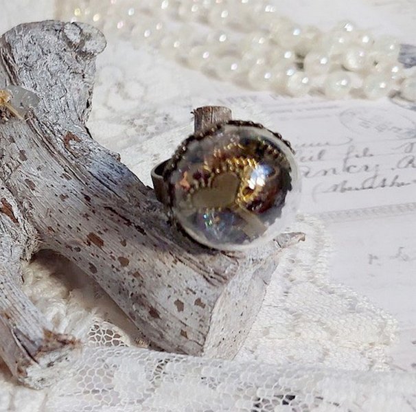 Bague Clochy montée avec breloques métal, cabochons Cristal Swarovski et perles résine