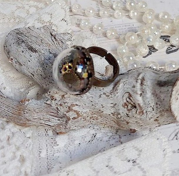 Bague Clochy montée avec breloques métal, cabochons Cristal Swarovski et perles résine