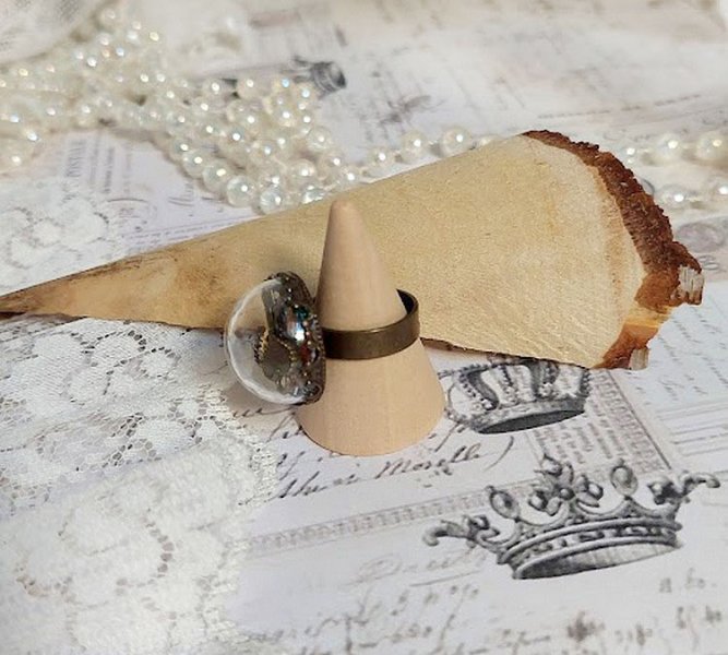 Bague Clochy montée avec breloques métal, cabochons Cristal Swarovski et perles résine