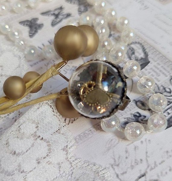 Bague Clochy montée avec breloques métal, cabochons Cristal Swarovski et perles résine