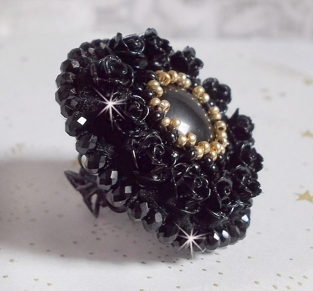 Cleopatra ring geborduurd met zwarte onyx, zwarte hars roosjes en rocailles