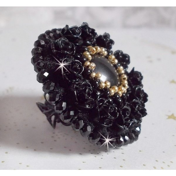 Cleopatra ring geborduurd met zwarte onyx, zwarte hars roosjes en rocailles