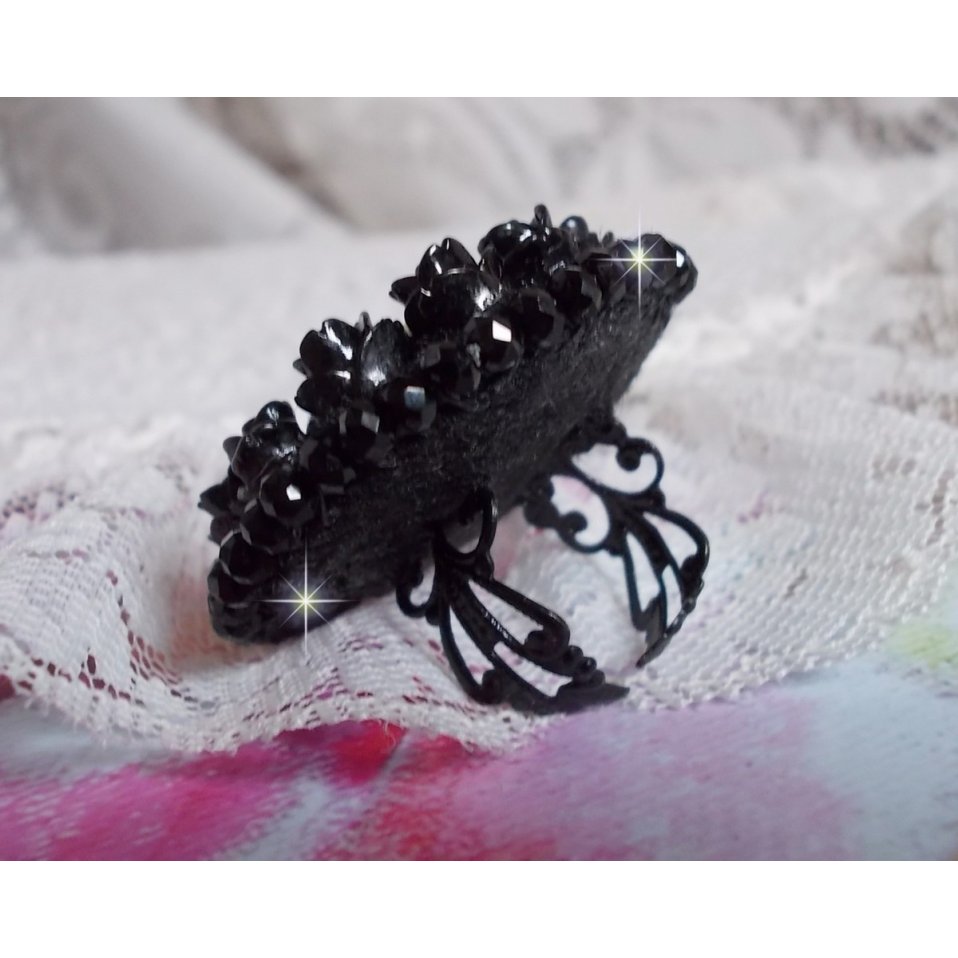 Cleopatra ring geborduurd met zwarte onyx, zwarte hars roosjes en rocailles