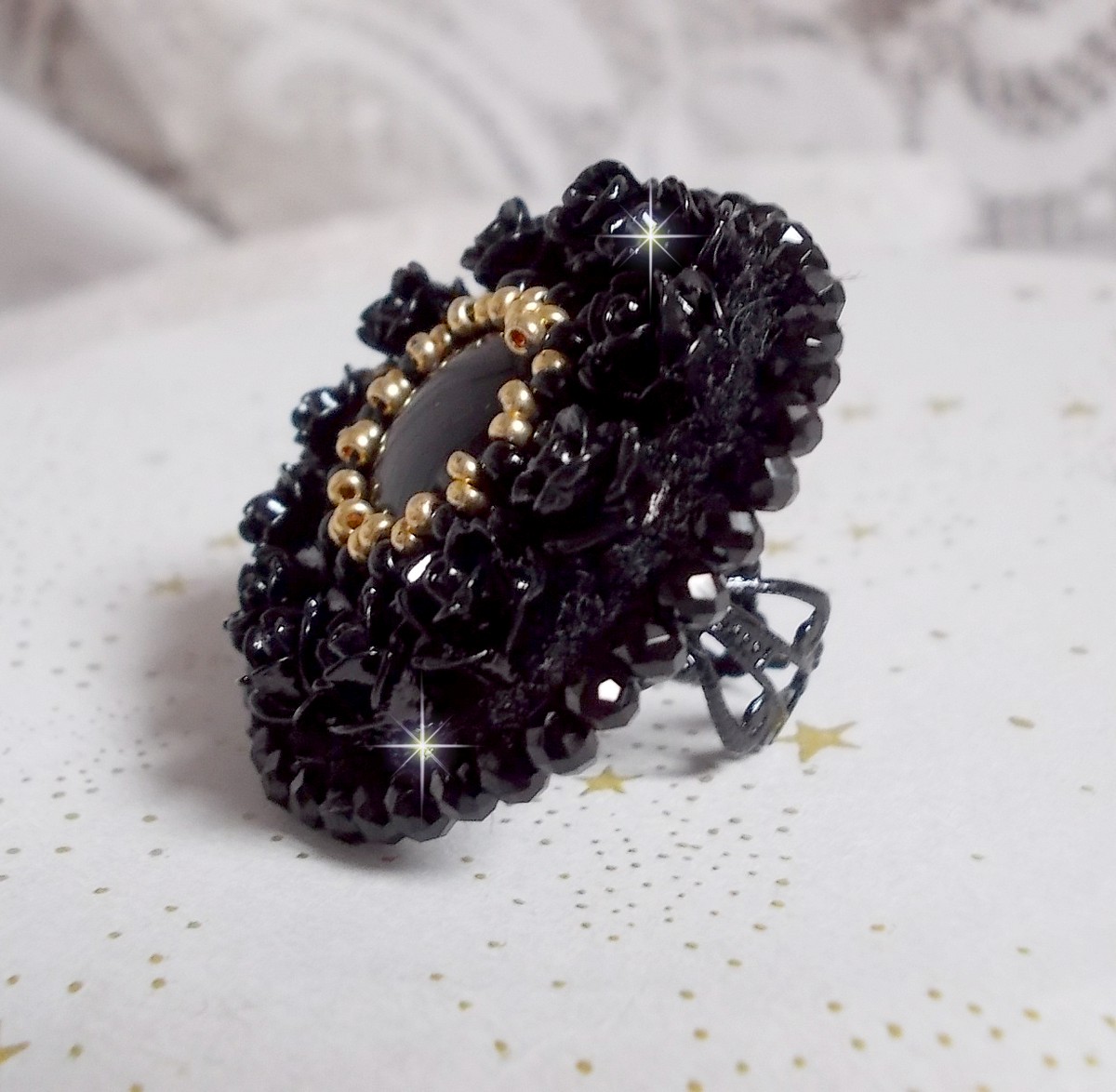 Cleopatra ring geborduurd met zwarte onyx, zwarte hars roosjes en rocailles