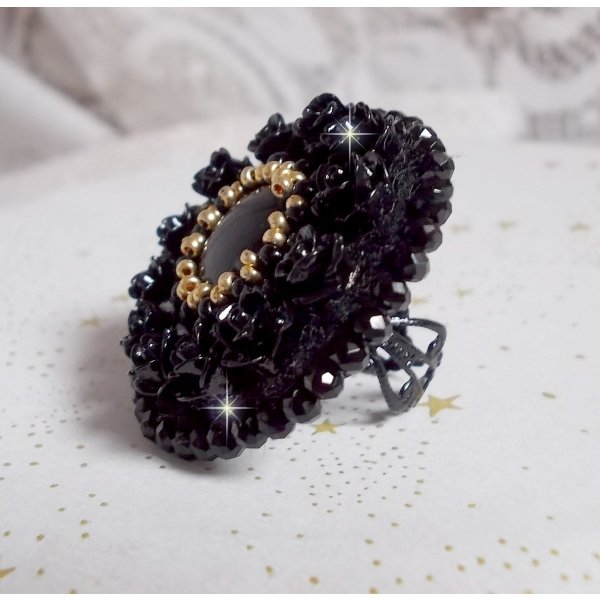 Cleopatra ring geborduurd met zwarte onyx, zwarte hars roosjes en rocailles