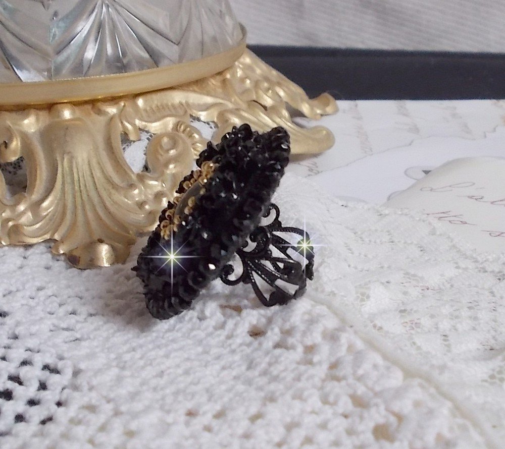 Cleopatra ring geborduurd met zwarte onyx, zwarte hars roosjes en rocailles