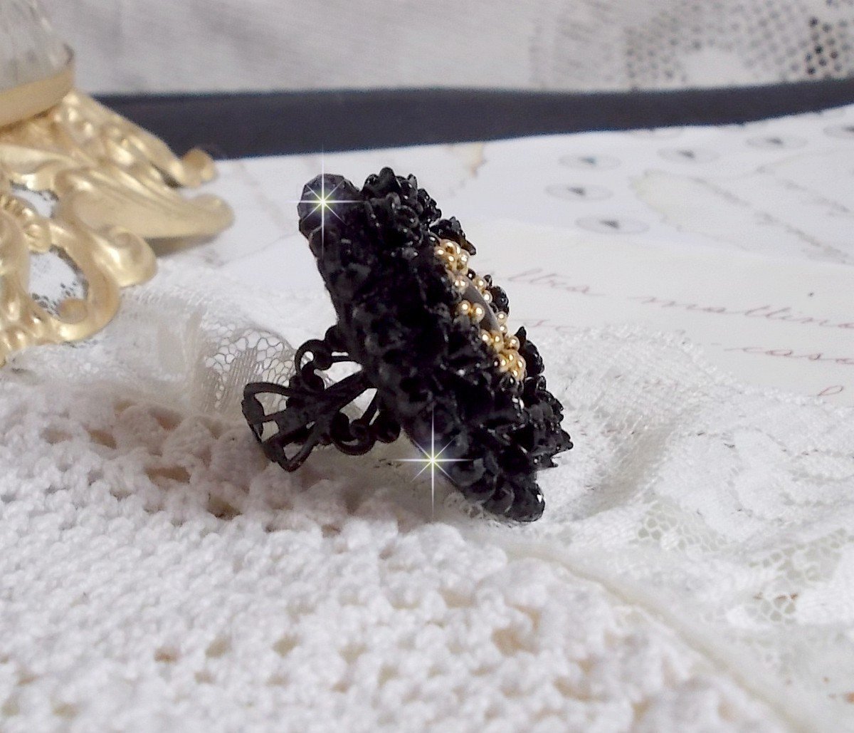 Cleopatra ring geborduurd met zwarte onyx, zwarte hars roosjes en rocailles