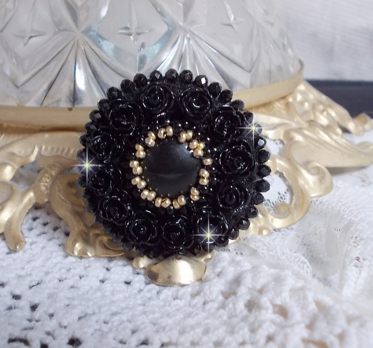 Cleopatra ring geborduurd met zwarte onyx, zwarte hars roosjes en rocailles