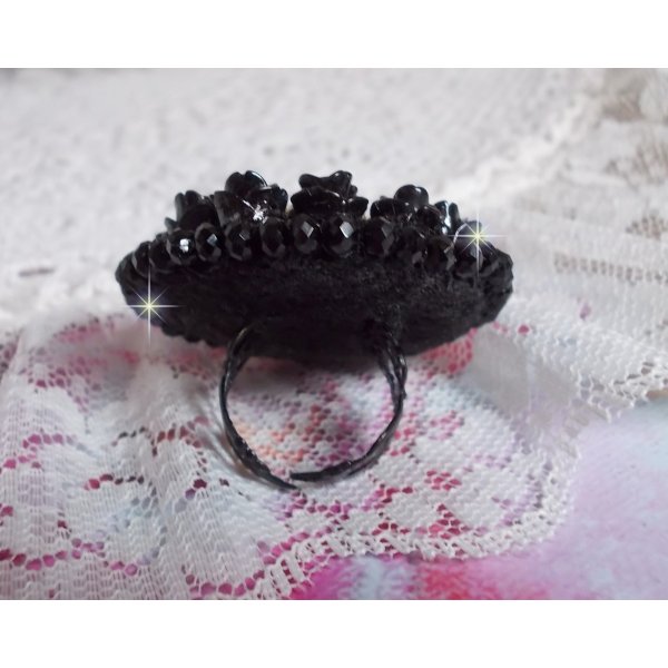 Cleopatra ring geborduurd met zwarte onyx, zwarte hars roosjes en rocailles