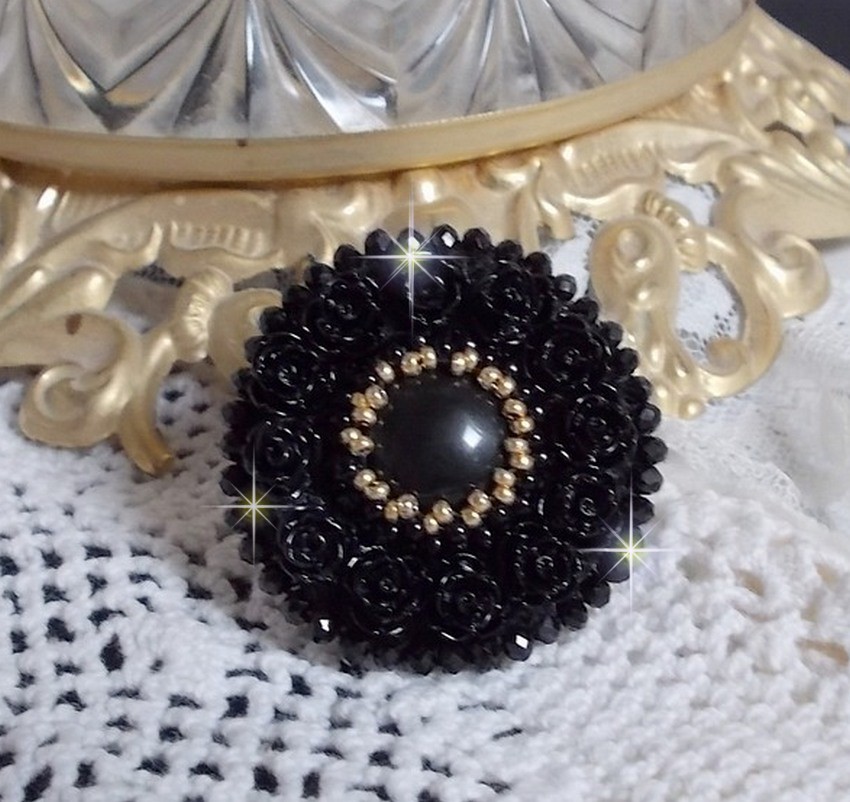 Cleopatra ring geborduurd met zwarte onyx, zwarte hars roosjes en rocailles