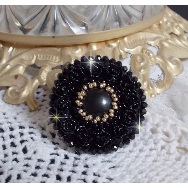 Cleopatra ring geborduurd met zwarte onyx, zwarte hars roosjes en rocailles