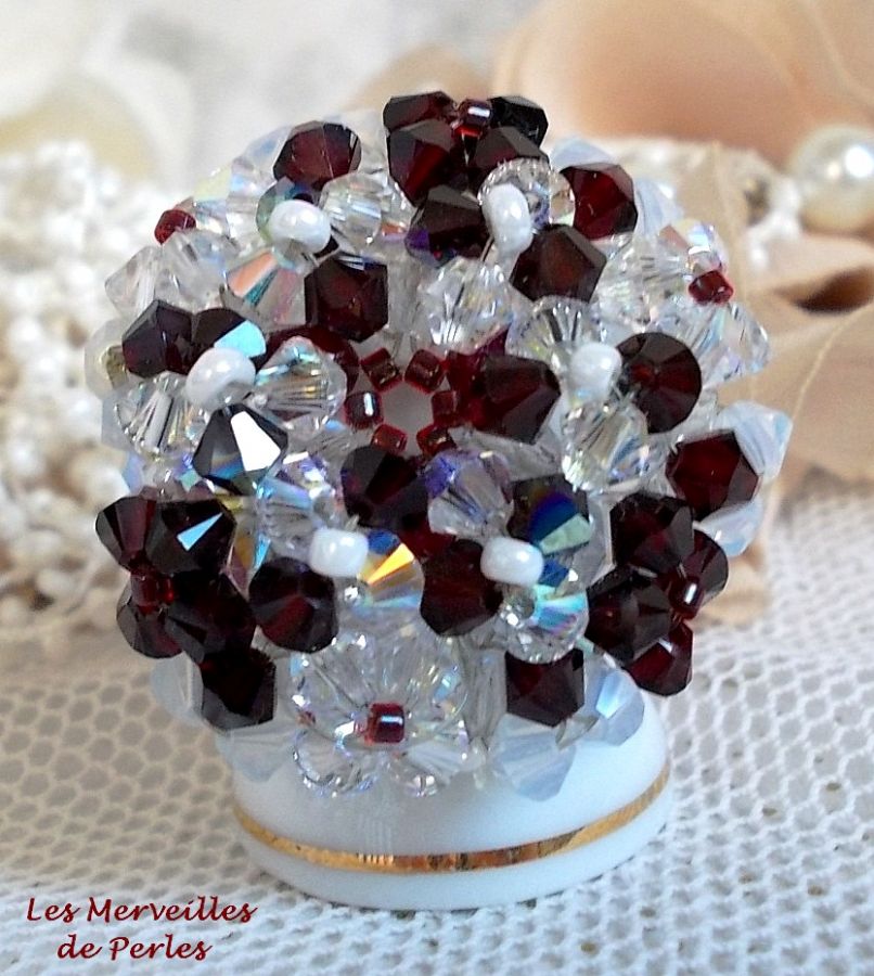 Granaat en witte ring met Swarovski kristalfacetten en spinners