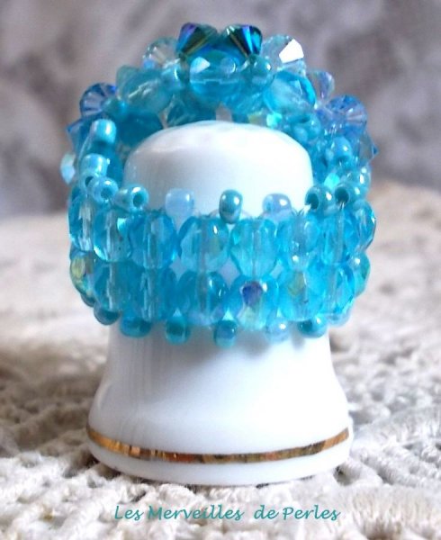 Hemelse ring met facetten, parels en kristallen spinners