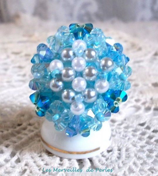 Hemelse ring met facetten, parels en kristallen spinners