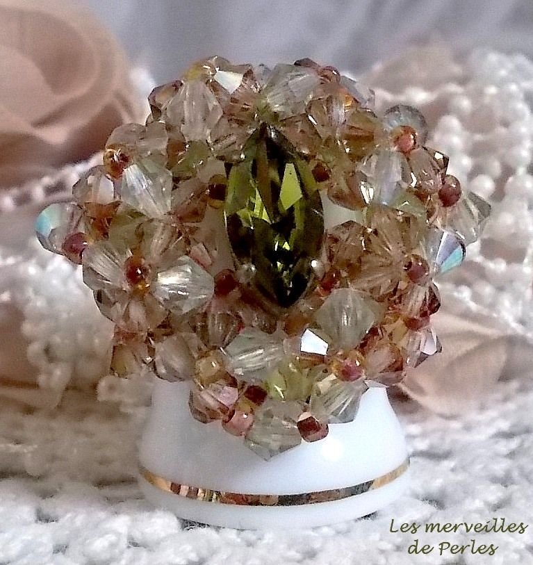 Veronese ring met facetten, draaiende toppen en een Swarovski kristallen shuttle