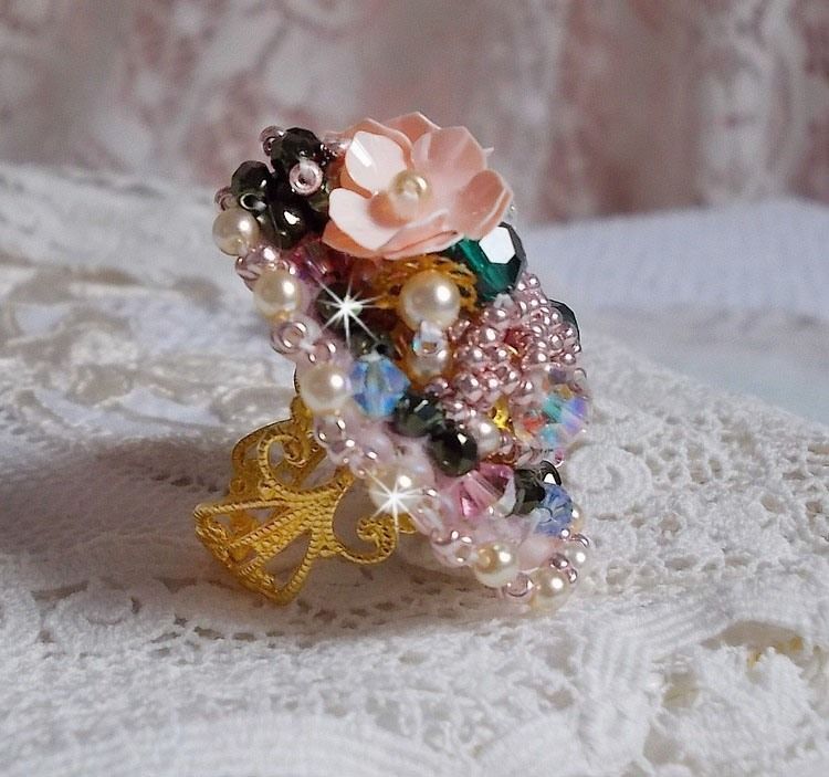 Boheemse ring geborduurd met Swarovski kristallen, facetten en Miyuki kralen