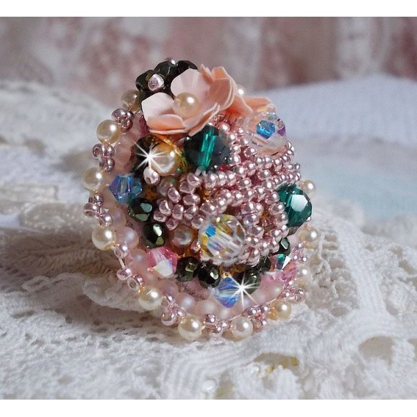 Boheemse ring geborduurd met Swarovski kristallen, facetten en Miyuki kralen