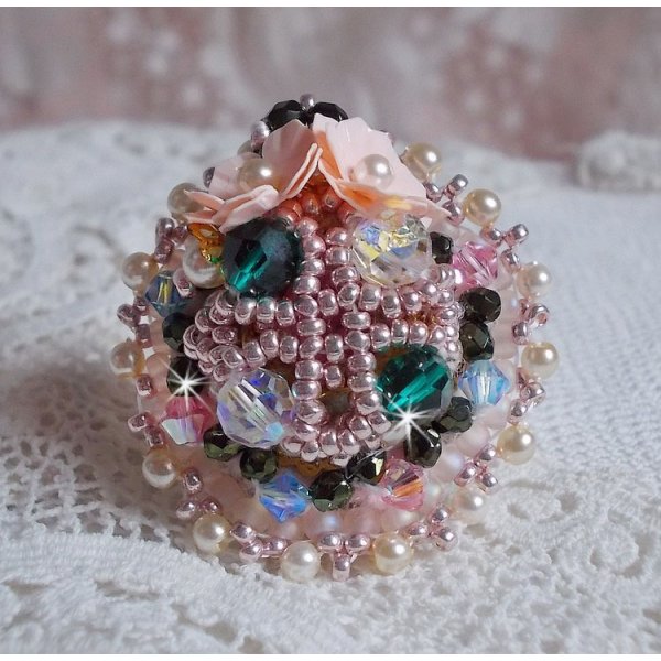Boheemse ring geborduurd met Swarovski kristallen, facetten en Miyuki kralen