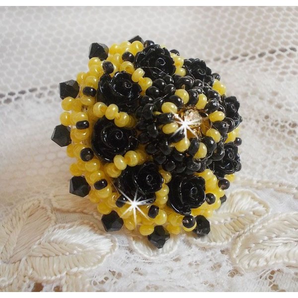 Dorine ring geborduurd met zwarte rozen cabochons, een kristallen ring en Jet en gele rocailles.