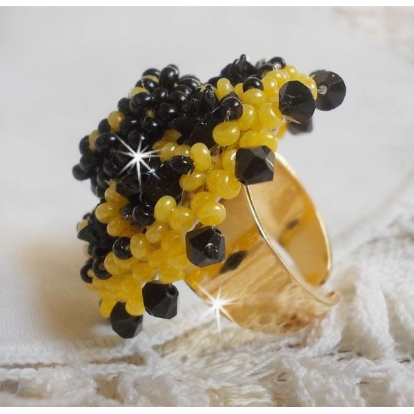 Dorine ring geborduurd met zwarte rozen cabochons, een kristallen ring en Jet en gele rocailles.