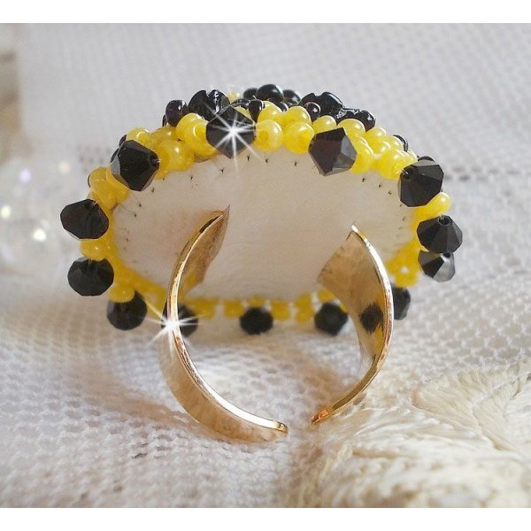 Dorine ring geborduurd met zwarte rozen cabochons, een kristallen ring en Jet en gele rocailles.