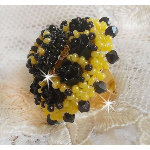 Dorine ring geborduurd met zwarte rozen cabochons, een kristallen ring en Jet en gele rocailles.