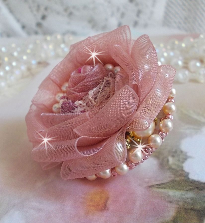 Douceur Poudrée Haute-Couture ring gemaakt met zeer fijn kant, Old Rose Antique Organza lint, Swarovski kristallen en Miyuki rocailles.