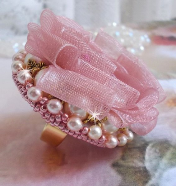Douceur Poudr&eacute;e Haute-Couture ring gemaakt met zeer fijn kant, Old Rose Antique Organza lint, Swarovski kristallen en Miyuki rocailles.