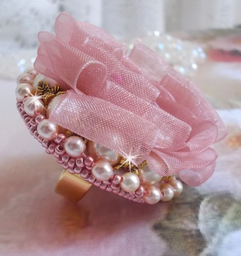 Douceur Poudrée Haute-Couture ring gemaakt met zeer fijn kant, Old Rose Antique Organza lint, Swarovski kristallen en Miyuki rocailles.