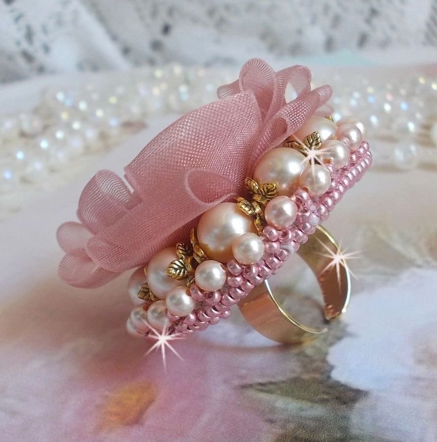 Douceur Poudrée Haute-Couture ring gemaakt met zeer fijn kant, Old Rose Antique Organza lint, Swarovski kristallen en Miyuki rocailles.