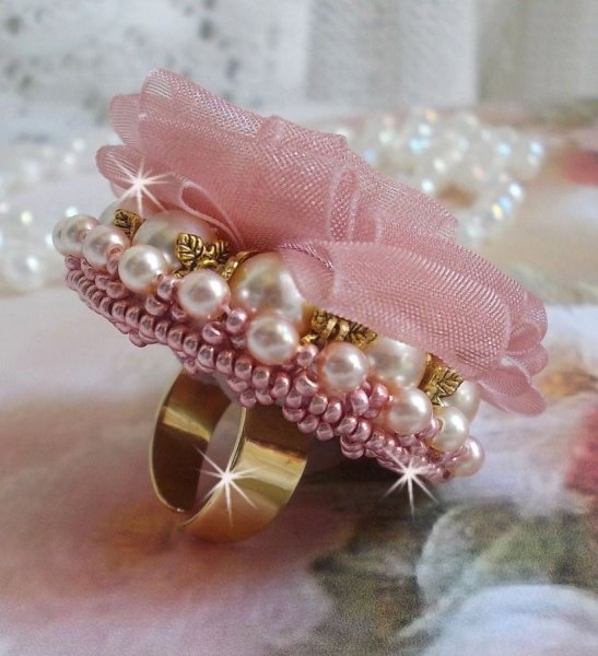 Douceur Poudr&eacute;e Haute-Couture ring gemaakt met zeer fijn kant, Old Rose Antique Organza lint, Swarovski kristallen en Miyuki rocailles.