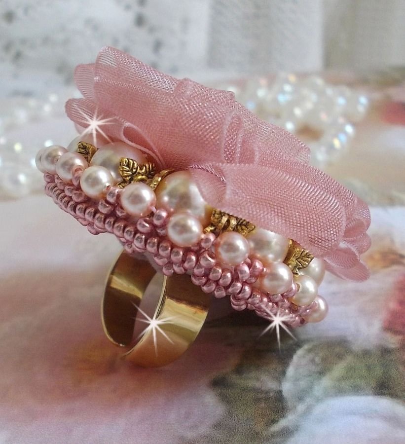 Douceur Poudrée Haute-Couture ring gemaakt met zeer fijn kant, Old Rose Antique Organza lint, Swarovski kristallen en Miyuki rocailles.