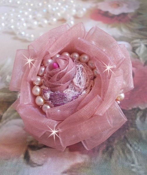 Douceur Poudr&eacute;e Haute-Couture ring gemaakt met zeer fijn kant, Old Rose Antique Organza lint, Swarovski kristallen en Miyuki rocailles.