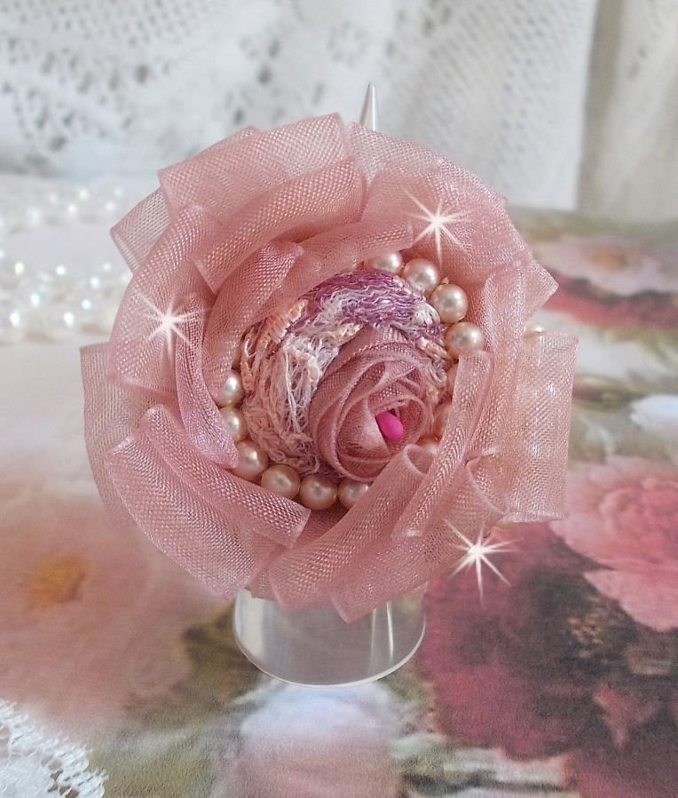 Douceur Poudrée Haute-Couture ring gemaakt met zeer fijn kant, Old Rose Antique Organza lint, Swarovski kristallen en Miyuki rocailles.