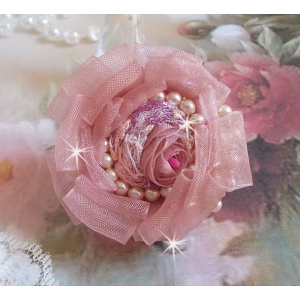 Douceur Poudr&eacute;e Haute-Couture ring gemaakt met zeer fijn kant, Old Rose Antique Organza lint, Swarovski kristallen en Miyuki rocailles.