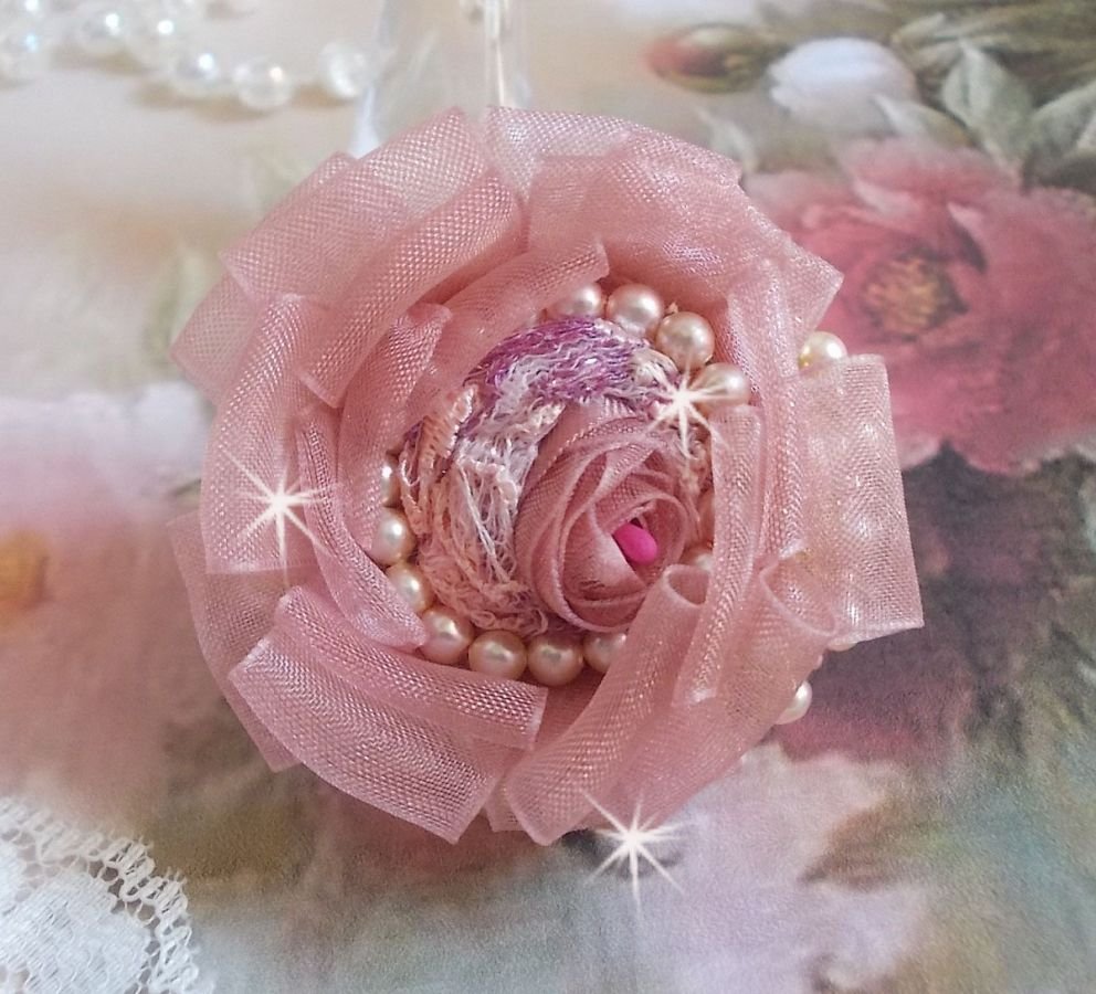 Douceur Poudrée Haute-Couture ring gemaakt met zeer fijn kant, Old Rose Antique Organza lint, Swarovski kristallen en Miyuki rocailles.