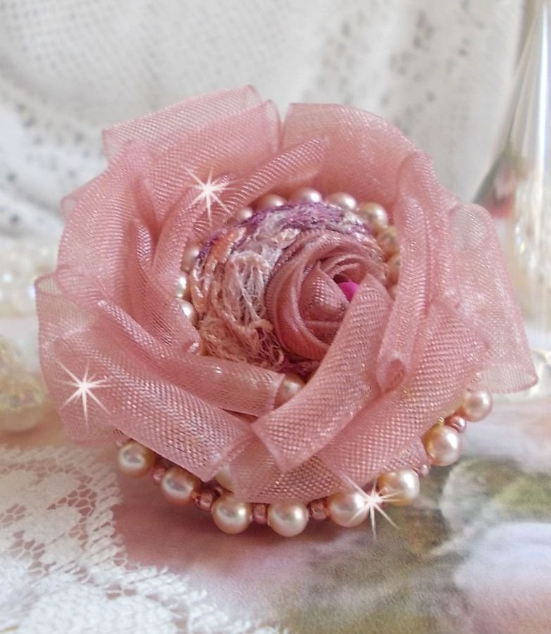 Douceur Poudrée Haute-Couture ring gemaakt met zeer fijn kant, Old Rose Antique Organza lint, Swarovski kristallen en Miyuki rocailles.