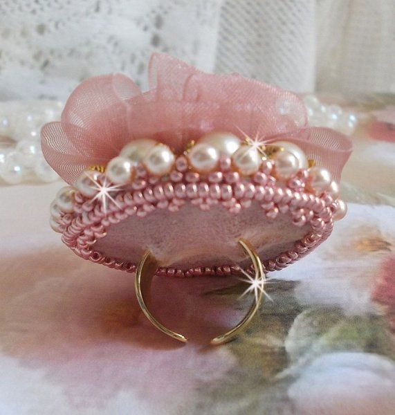 Douceur Poudr&eacute;e Haute-Couture ring gemaakt met zeer fijn kant, Old Rose Antique Organza lint, Swarovski kristallen en Miyuki rocailles.