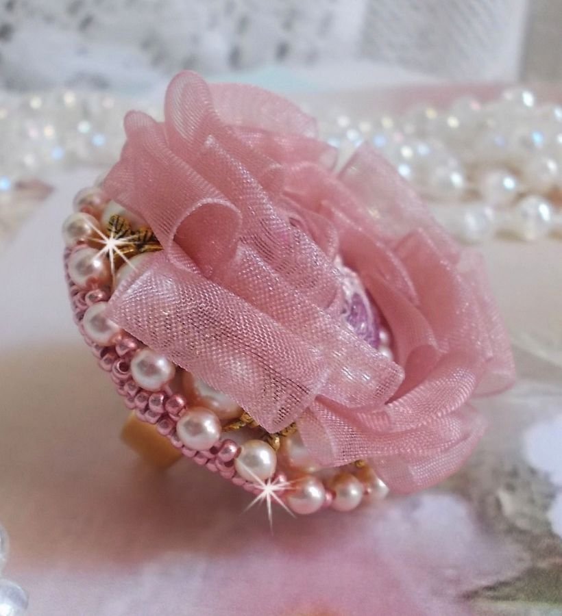 Douceur Poudrée Haute-Couture ring gemaakt met zeer fijn kant, Old Rose Antique Organza lint, Swarovski kristallen en Miyuki rocailles.