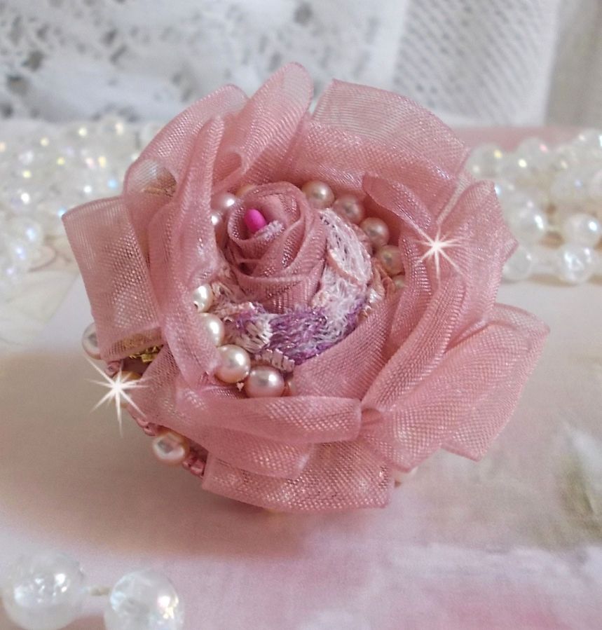 Douceur Poudrée Haute-Couture ring gemaakt met zeer fijn kant, Old Rose Antique Organza lint, Swarovski kristallen en Miyuki rocailles.