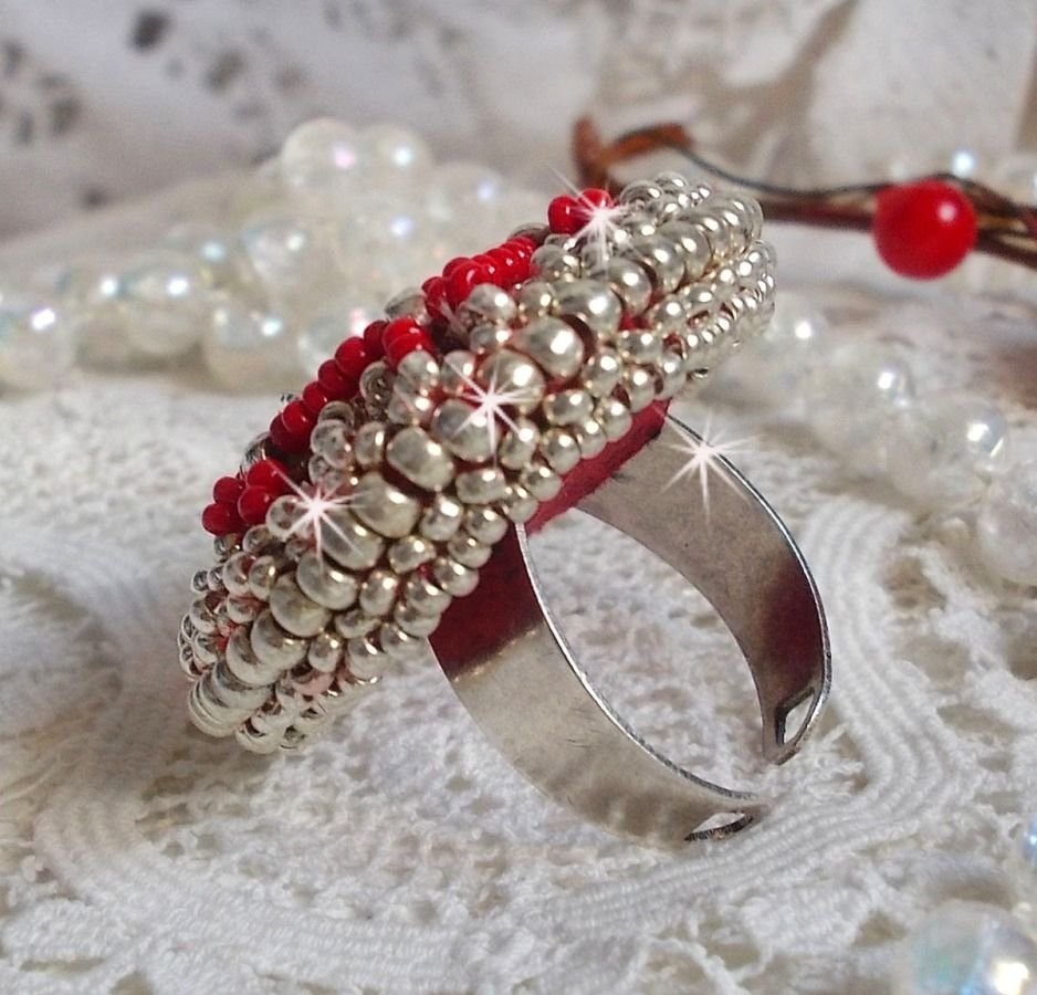 Drigon Red ring geborduurd met een rode Swarovski kristal cabochon, zilveren bezels en rocailles.