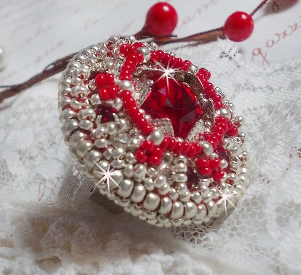 Drigon Red ring geborduurd met een rode Swarovski kristal cabochon, zilveren bezels en rocailles.