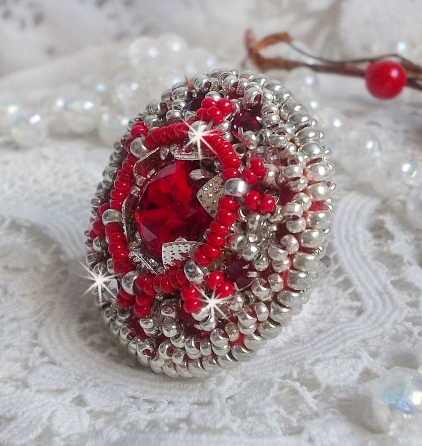 Drigon Red ring geborduurd met een rode Swarovski kristal cabochon, zilveren bezels en rocailles.