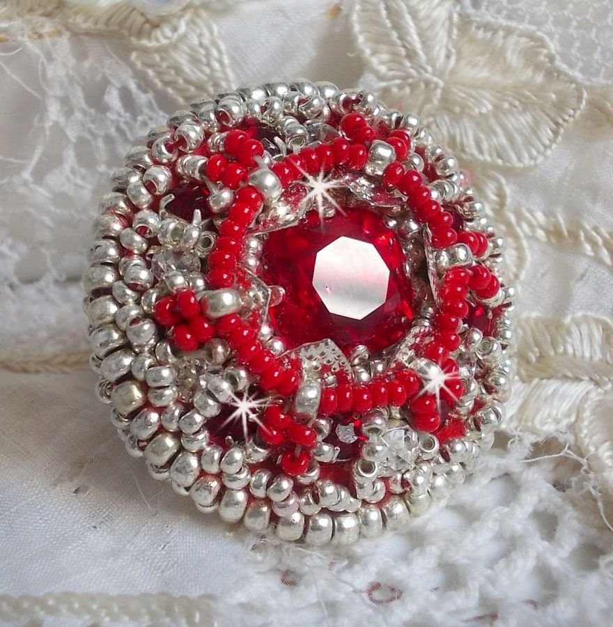 Drigon Red ring geborduurd met een rode Swarovski kristal cabochon, zilveren bezels en rocailles.