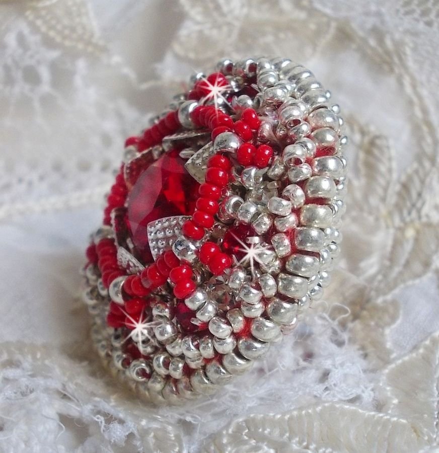 Drigon Red ring geborduurd met een rode Swarovski kristal cabochon, zilveren bezels en rocailles.